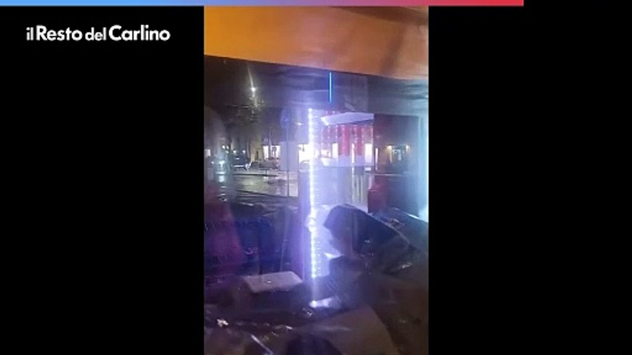 Rapina armata in gioielleria: il video