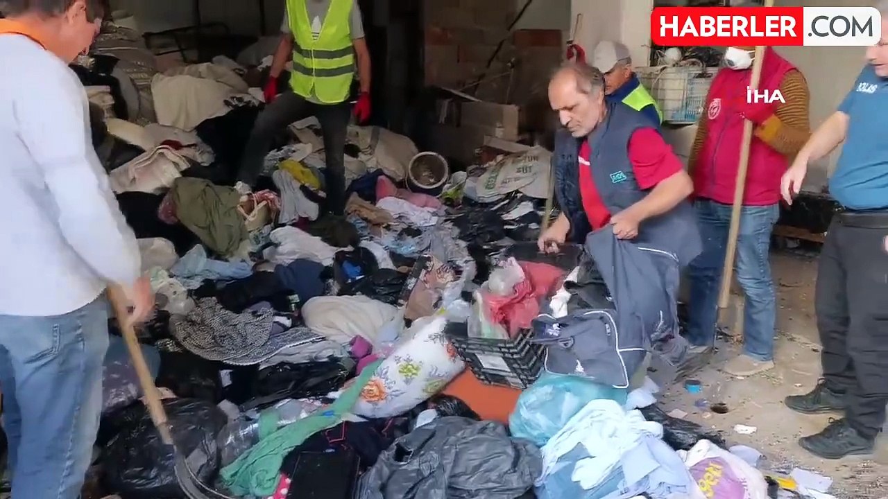 Manavgat'ta Çöp Evden 10 Kamyon Çöp Çıktı