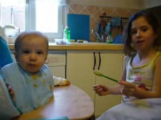 Valentin mange avec Mathilde