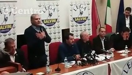 Salvini all'Aquila in camicia scura e senza divise: "E' gi? scaduto il tempo per festeggiare"