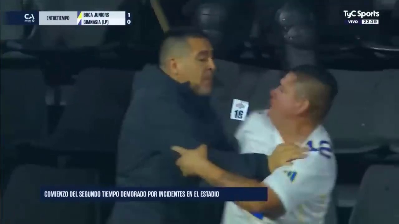 Riquelme se metió entre la policía y los hinchas para calmar la situación en el Boca vs Gimnasia por la Copa Argentina 2024