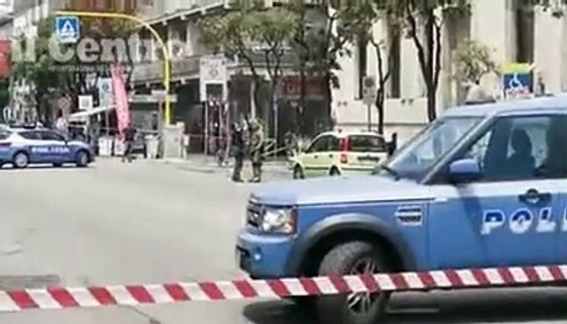 Allarme bomba in banca, in tanti seguono in silenzio le operazioni degli artificieri