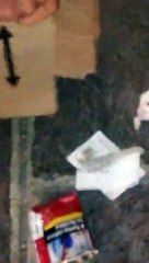 Pensiline lasciate sporche dai drogati. I cittadini ricorrono al fai-da-te