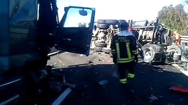 Autostrada bloccata, i camionisti si sono salvati da questo inferno