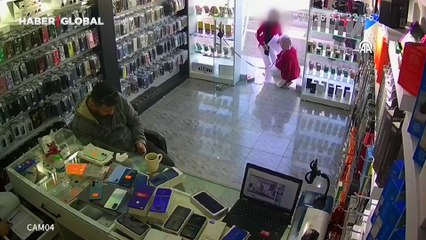 Mersin'de akıl almaz vaka! Köpek iki kız çocuğunun sevmesinden saniyeler sonra hayatını kaybetti