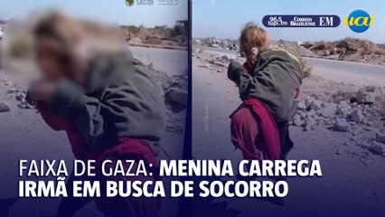 Faixa de Gaza: menina carrega irmã em busca de socorro