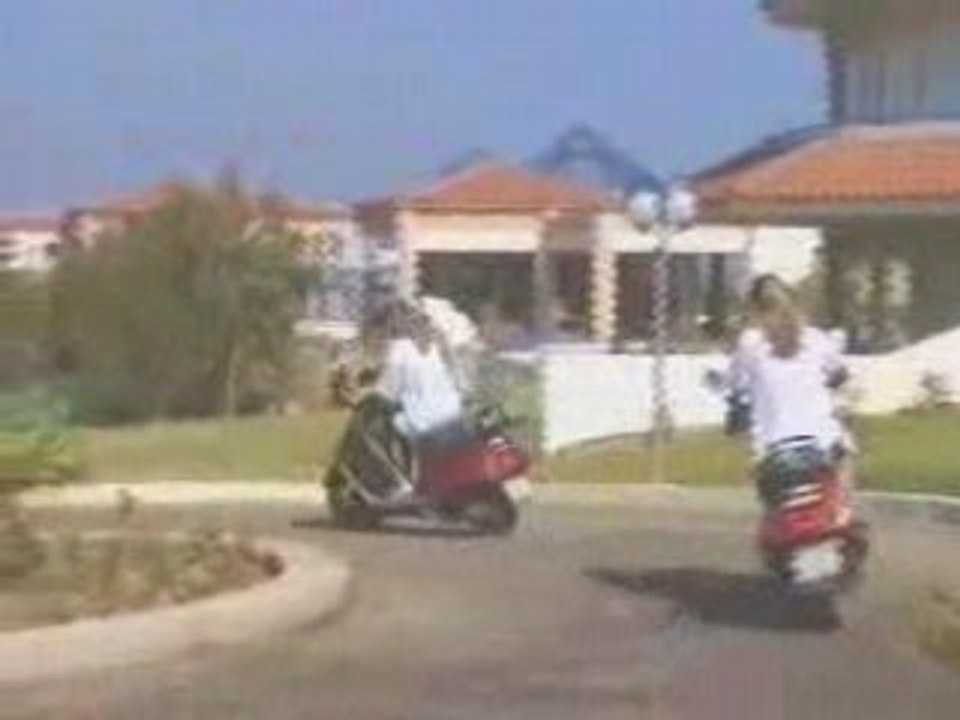 UNE BLONDE SUR UN SCOOTER