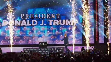 Trump qualifie Harris de "personne à faible QI" lors d'un meeting près d'Atlanta