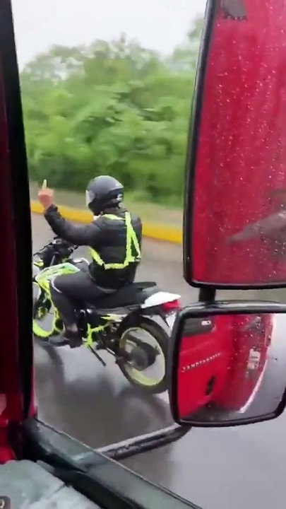 Ce motard va être rattrapé par le karma