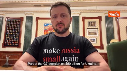 "Make Russia small again", la nuova t-shirt di Zelensky che fa il verso al motto di Trump