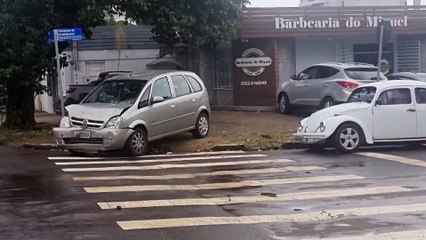 S10 e Meriva colidem no Centro de Cascavel