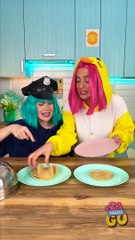 Voler des pancakes juste devant mes yeux ! 