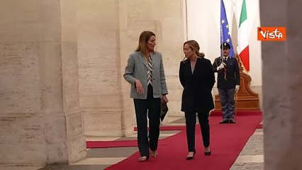 Metsola lascia Palazzo Chigi dopo incontro con Meloni, il saluto coi baci sulle guance