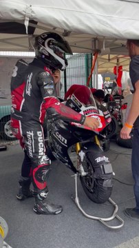 🔥 Pilote de moto s'élance pour la course au circuit Carole - Superbike 2024