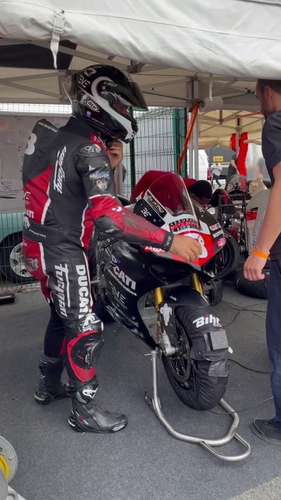 🔥 Pilote de moto s'élance pour la course au ci...