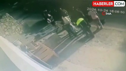 Trafikten Men Edilen Kadın, Polisi Motosikletini Tekmeleyerek Devrildi