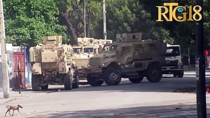 Yon blennde polisye Kenya yo ki pran bal sou Channmas la.