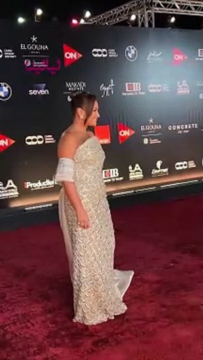 في افتتاح الجونة السينمائي، إطلالة جريئة لـ #إنجي_علي ومميزة بالأزرق لـ #يسرا وظهور #جميلة_عوض لأول مرة في مهرجان بعد زواجها وبدون زوجها ✨