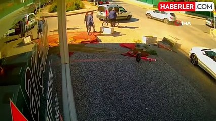 Bursa'da Sürücü Kaldırıma Çıktı, Yayalar Son Anda Kurtuldu