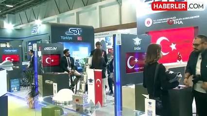 TUSAŞ standına kurulan dev ekrana şehitlerin fotoğrafları yansıtıldı