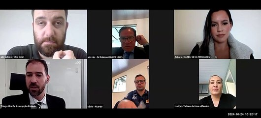 Advogado e cliente tentam enganar juiz e homem se esconde embaixo de mesa