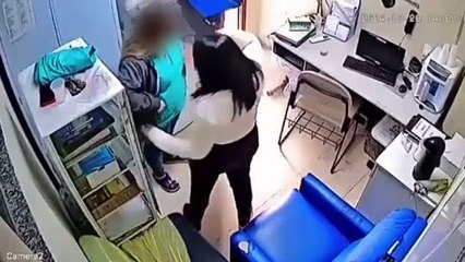 Vídeo: Funcionária de hospital é agredida por colega durante expediente