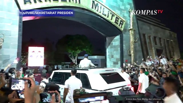 Momen Presiden Prabowo Sapa Warga dari MV3 Garuda Limousine Pindad saat Tiba di Akmil Magelang