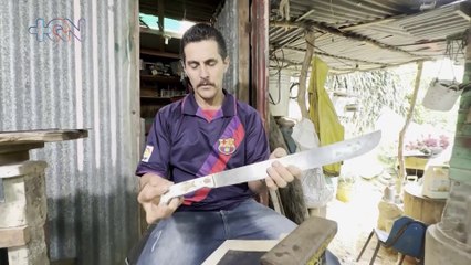 Sus manos convierten viejos machetes en obras de arte