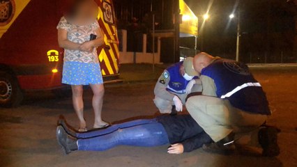Mulher cai de moto no Bairro Esmeralda e fica ferida