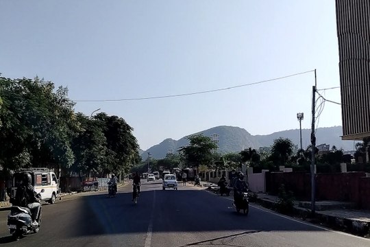 Mosam : गुलाबी नगर में मौसम का मिजाज होने लगा ठंडा, अलसुबह महसूस हो रही सर्दी