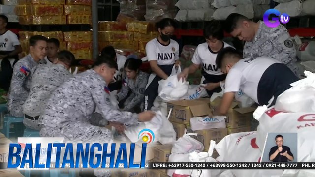 Ilang miyembro ng Philippine Navy at reservists, nagtulong-tulong sa pag-repack ng relief goods para sa mga nasalanta ng Bagyong Kristine | Balitanghali