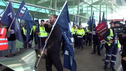Qantas holds general meeting as engineers take industrial action