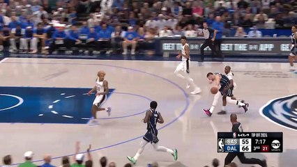 Doncic throws insanse no-look over the head assist