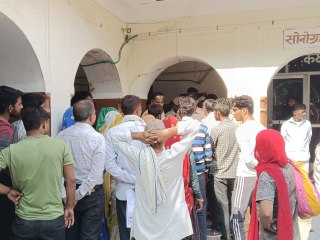 VIDEO: नवजात बच्ची की मौत के बाद राजगढ़ चिकित्सालय में परिजनों का हंगामा