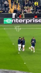 Takım arkadaşları ve taraftar eski futbolcusunu unutmadı: Altay Bayındır'a Kadıköy'de sıcak karşılama