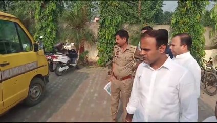 बच्चों से भरी स्कूल वैन पर अमरोहा में बदमाशों ने की फायरिंग,मची चीख-पुकार