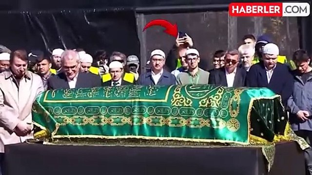 FETÖ elebaşı Gülen'in tabutunun başındaki isim Adil Öksüz mü?