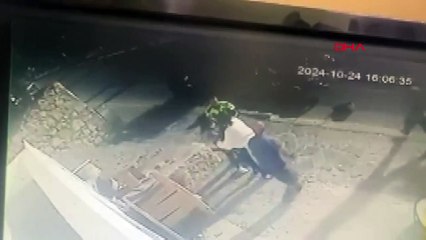 Trafik cezası yiyen sürücü polis motosikletine tekme atıp, devirdi!