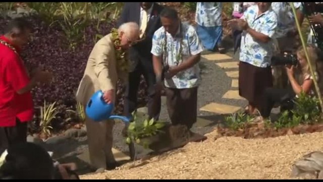 Re Carlo a Samoa visita il giardino botanico e pianta un albero