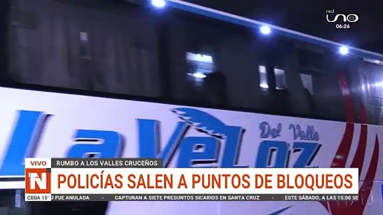 scz: contingente policial salió a la ruta a los valles cruceños para desbloquear ruta