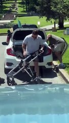 Regardez ces trois papas lutter pour plier une poussette