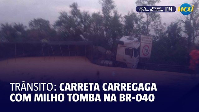 Carreta carregada de milho tomba e fecha BR-040