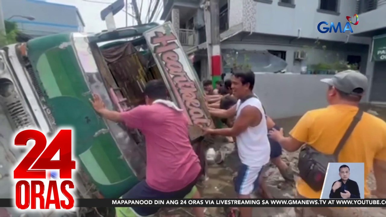 Ilang sasakyan, muntik anurin ng rumaragasang baha sa Cavite; makapal na putik ang iniwan sa mga bahay at kalsada | 24 Oras