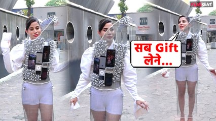 Urfi Javed के Diwali Outfit को देख कहेंगे 'S-crew' ढीला है ? Paps को भी बांटे Diwali Gift ।Filmibeat
