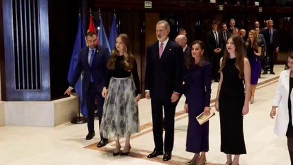 Tải video: La familia real preside el concierto de los Premios Princesa de Asturias