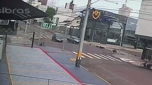 Câmera flagra colisão traseira que deixou motociclista ferido no Centro de Cascavel