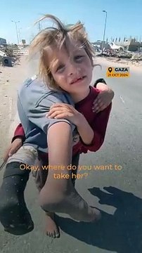 Faixa de Gaza: criança descalça leva irmã nas costas após atropelamento