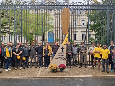 La Coordination rurale de Dordogne scelle la pierre tombale de l'agriculture dans le mortier devant la préfecture