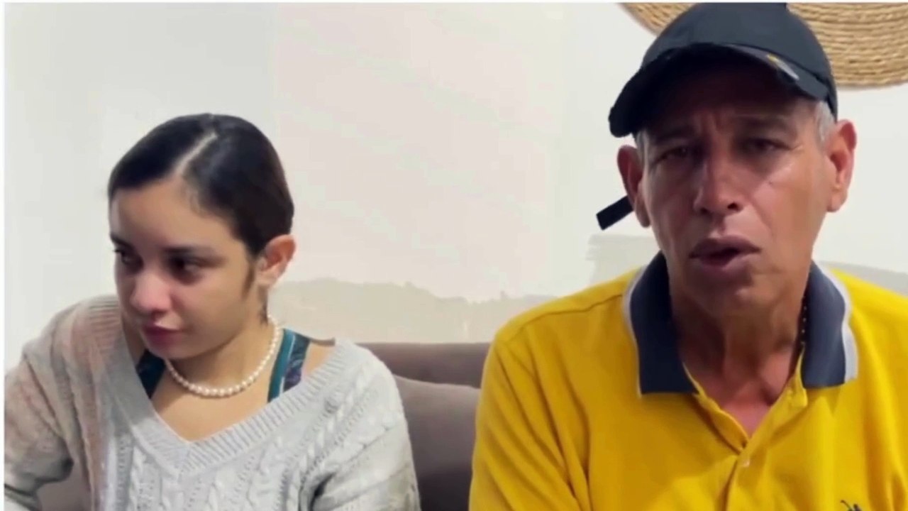 Hombre con orden de alejamiento va a casa de su...