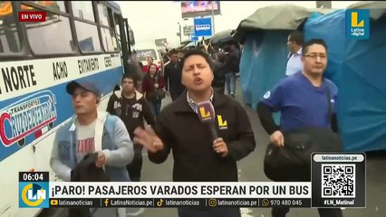 Video: “Y se marchó…” En plena cobertura en ‘vivo’ periodista quedó atrapado en un bus